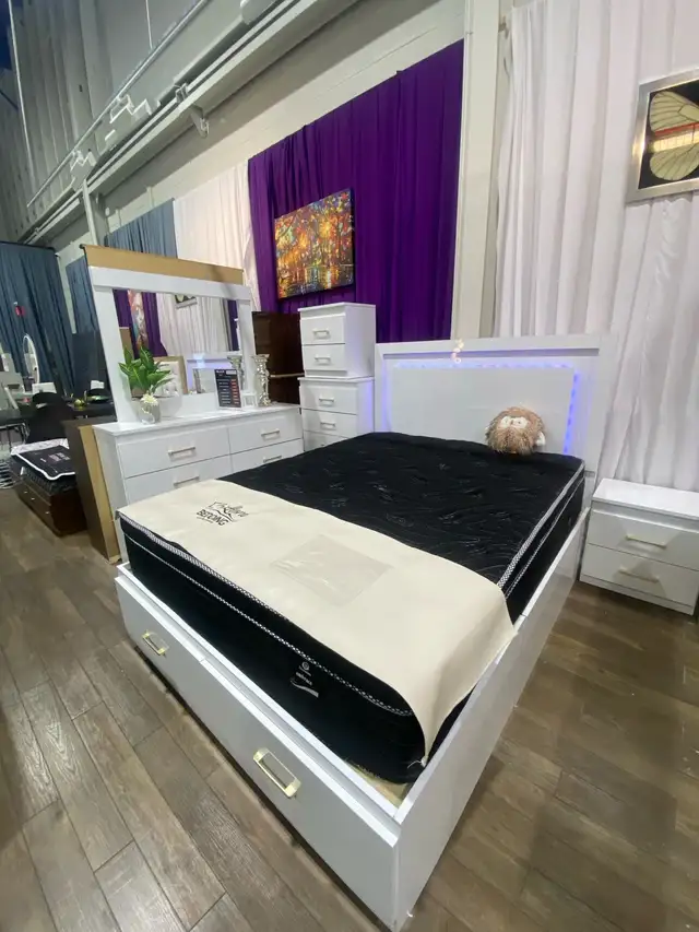 Chambre à coucher moderne blanche – Tête de lit LED + tiroirs de in Beds & Mattresses in City of Montréal - Image 2