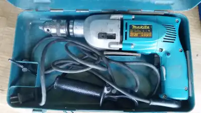 MAKITA HAMMER DRILL WITH NEW VERMONT AND HAWERA BITS, View more