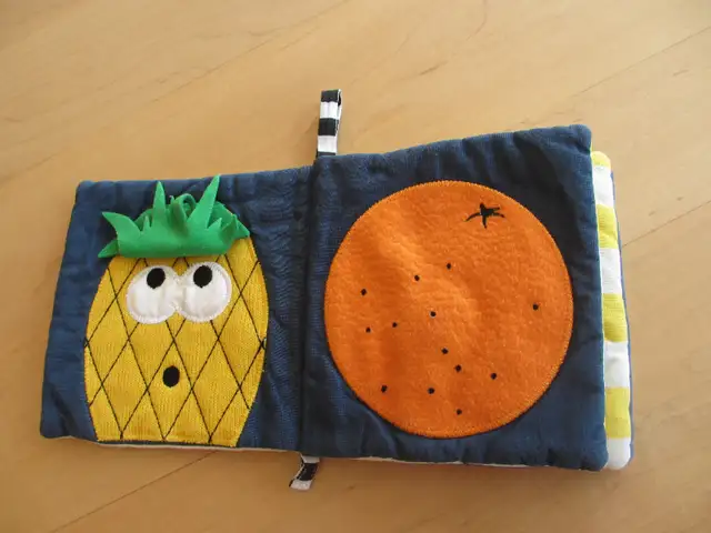 Magnifique livre en tissu avec textures pour bébé (T65) in Toys in City of Montréal - Image 2