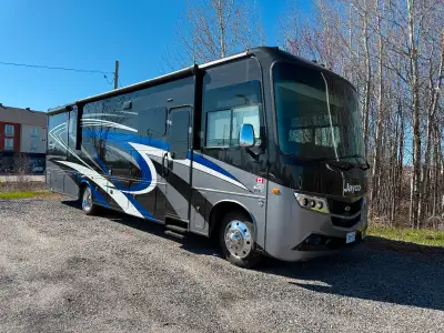 7.L v8 ford engine, heated holding tanks,190w solar panel,J ride suspension , bunk above driver, fir...