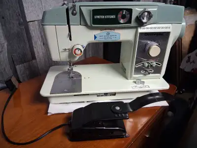 Machine à coudre Domestic par White vintage, modèle 935, no de série L2803, l'ampoule de la lumière...