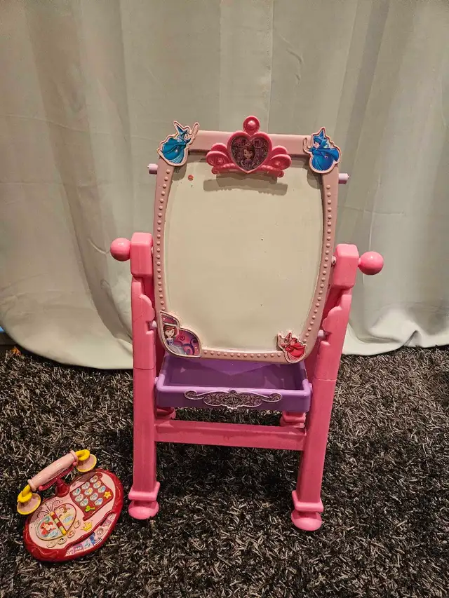 maquilleuse avec mirror, tableau blanc et telephone vtech in Toys in City of Montréal - Image 4