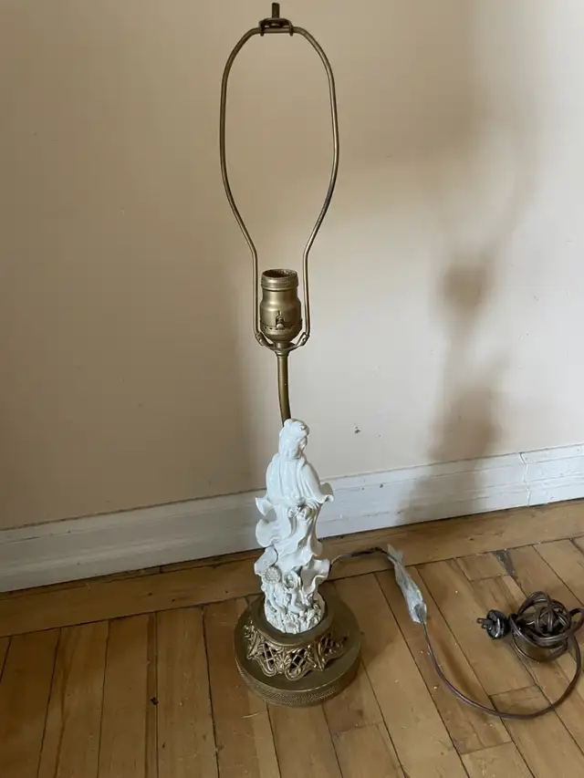 Antique Guan Yin Porcelain Table Lamp in Indoor Lighting & Fans in City of Montréal - Image 3
