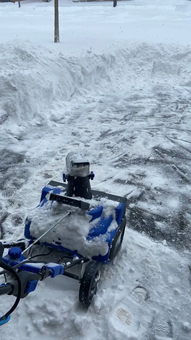 SNOW JOE-SJ625E 21-Inch 15-Amp Electric Snow Thrower in Snowblowers in Oshawa / Durham Region - Image 2