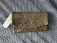 New olive Anthropologie leather wallet / Portefeuille cuir olive