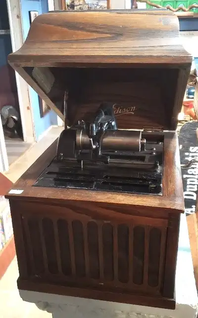Edison Amberal 30 Phonograph working Can be seen at DD Antiques 15 Gray Ave. Long Sault 9am to 4pm ....