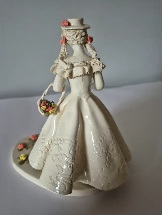 E. Meindl - Original Figurine - Mint Condition in Arts & Collectibles in Oshawa / Durham Region - Image 3
