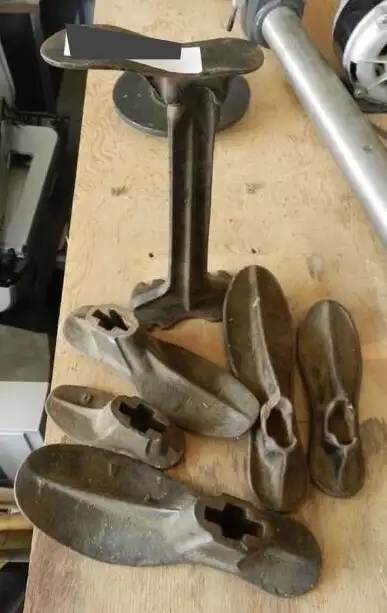 ANTIQUE SHOE REPAIR STAND + 6 SHOE INSERTS - CAST IRON in Arts & Collectibles in Mississauga / Peel Region - Image 3
