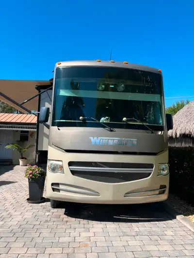Winnebago 33 pi. à essence V10, 37000 km seulement, 3 extentions , « full paint », 2 panneaux solair...