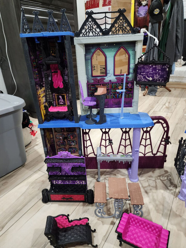 Monster High Doll House Deadluxe High School Playset Castle in Toys & Games in Windsor Region - Image 3
