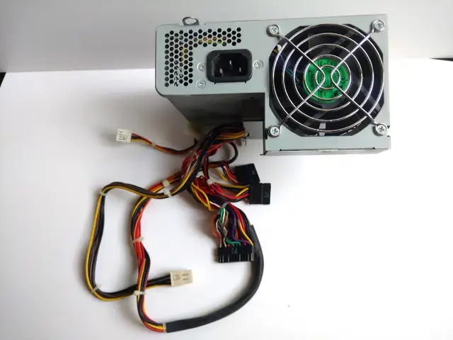 bloc alimentation ordinateur fonctionnel HP 240W PC power supply in System Components in City of Montréal - Image 3