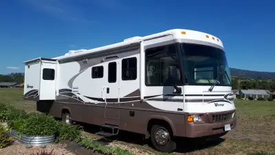 Winnebago 33 ft Voyage MH with 8.1 liter Vortec Engine, Allison Transmission, on Workhorse Chassis....