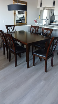 Table de cuisine avec 6 chaises et table de salon