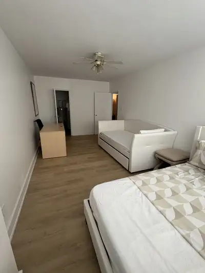 2 bedroom 1 bathroom fully furnished apartement in Etobicoke. All utlities are included Located in M...