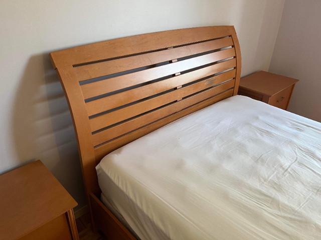 Wooden Bed Frame - Queen Size - Headboard Included dans Lits et matelas  à Ouest de l’Île - Image 4