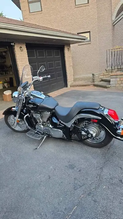2012 Suzuki C50 Boulevard 2,400KM ONLY. JUST PASSED SAFETY NEW TIRES OIL CHANGE Shaft Drive FUEL INJ...
