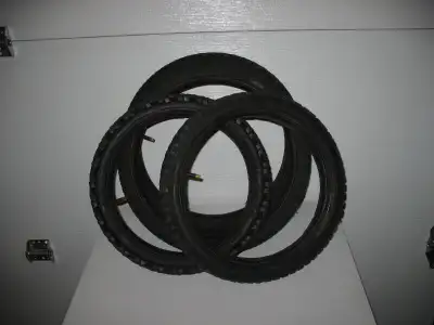 2 ensemble de pneus & tubes pour vélo enfant. un de 16 x 2.0 et l'autre 18 x 1.95 Prix $20.00 l'ense...