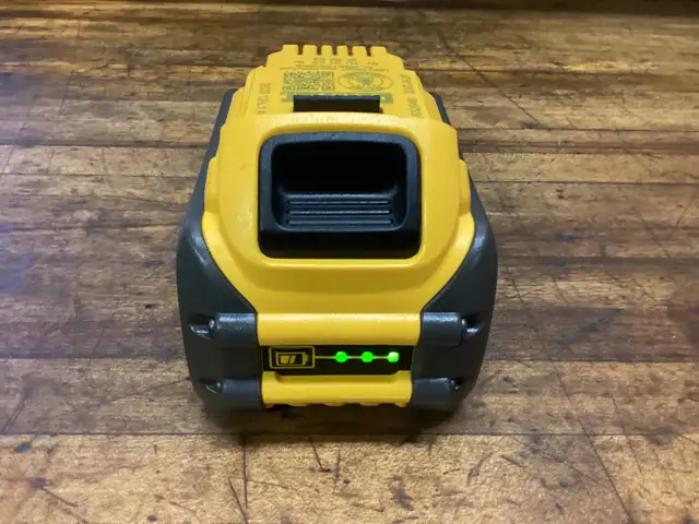 DEWALT 20v MAX/60v MAX FLEXVOLT 6.0 AH BATTERY in Power Tools in Barrie - Image 9