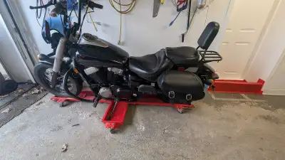 Moto en super Condition. Viens avec le rack pour la moto, un windshield, poignées chauffantes, modul...