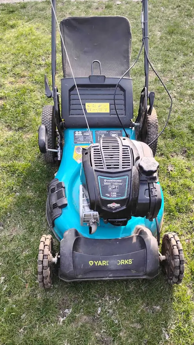 Lawnmower Yardwork self-propelled 1 pull start in Lawnmowers & Leaf Blowers in London - Image 2