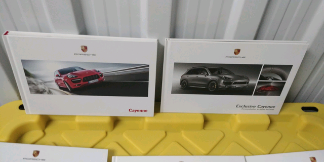 Porsche 5 livrets  Édition 2012  (4) et 2017 (1) in Arts & Collectibles in City of Montréal - Image 3