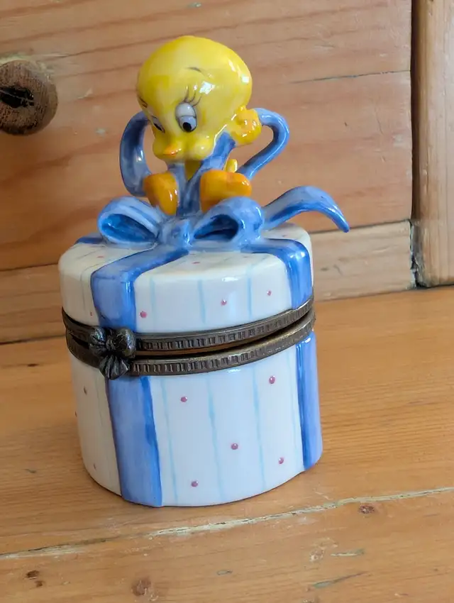 Looney Tunes TWEETY Trinket Box & Pewter bell($25 total) in Arts & Collectibles in London - Image 3