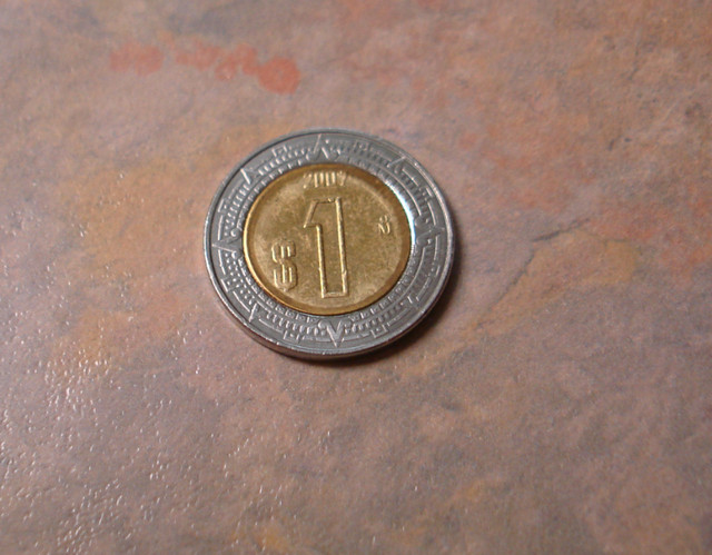 Mexico Un 1 Peso coins, $3 each in Hobbies & Crafts in Winnipeg - Image 3