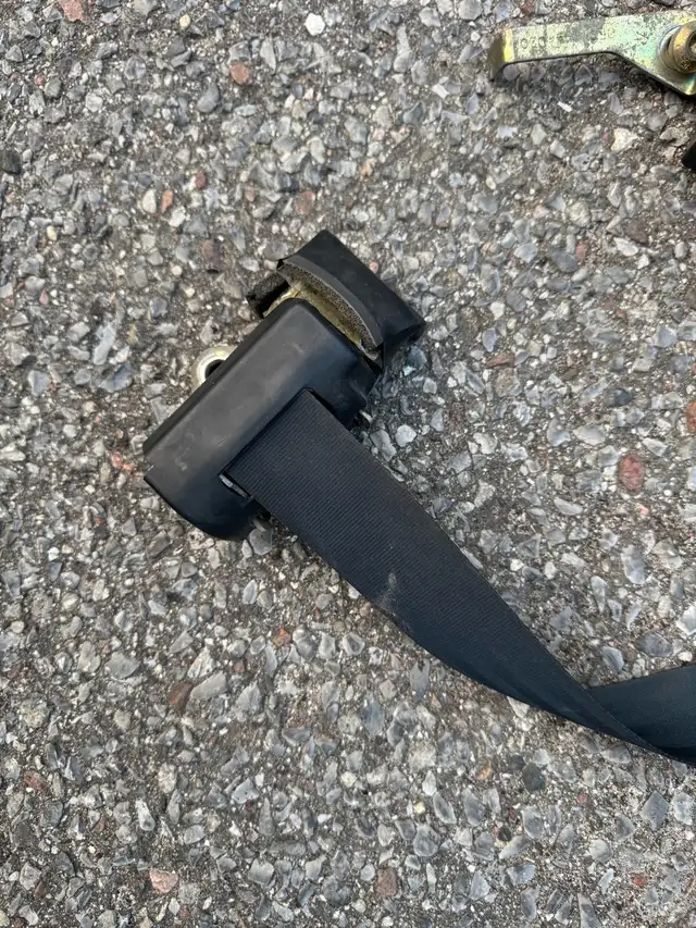 1994-1998 Mustang Convertible passenger seatbelt assembly in Other Parts & Accessories in Renfrew - Image 6