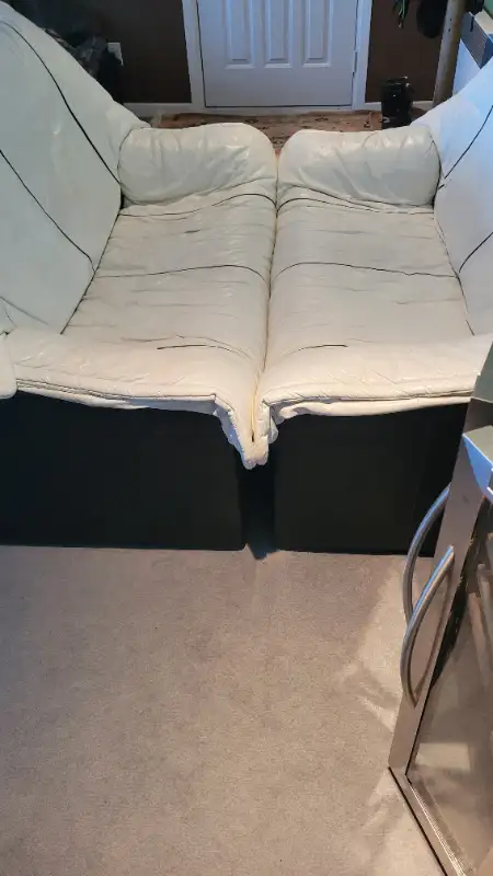 Causeuse tout cuir italien, vintage in Couches & Futons in Trois-Rivières - Image 5