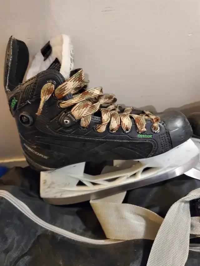 Kids / Youth Size 4 - Reebok Ribcore 26K Hockey Skate in Hockey in Winnipeg - Image 3