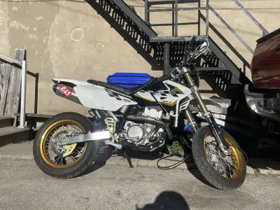 Great condition DRZ400SM for sale. Has Tokyo Mods FCR39MX carb, airbox mod, and full Yoshi pipe. Car...