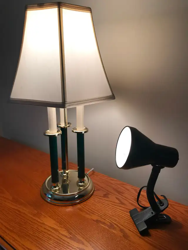 Black Metal CLIP ON ADJUSTABLE Desk Lamp in Indoor Lighting & Fans in Mississauga / Peel Region - Image 9