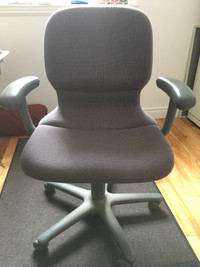 Chaise de bureau assise en tissus