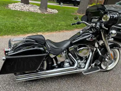 2006 HD Deluxe, has detachable fairing, original windshield, classic old style saddlebags, longshot...