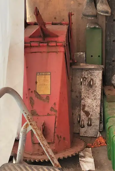 -> Photo 1 : Chute pour souffleuse 92", vendue telle quelle. Pièce de rechange pour souffleuse indus...