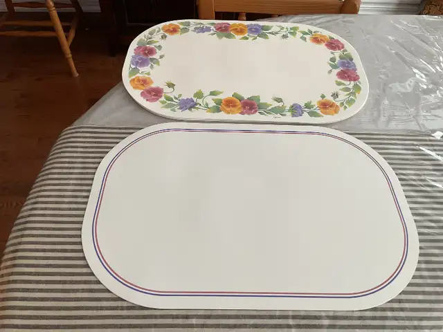 8 NEW CORNING REVERSIBLE CORELLE Vinyl Placements (Summer Blush) in Kitchen & Dining Wares in Oakville / Halton Region - Image 2