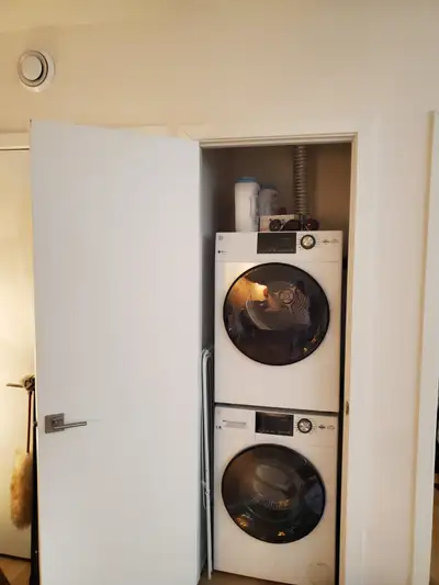 Basement apartment for 3 people in Nepean, Ottawa. 10 minutes away from Algonquin college. 858 perso...