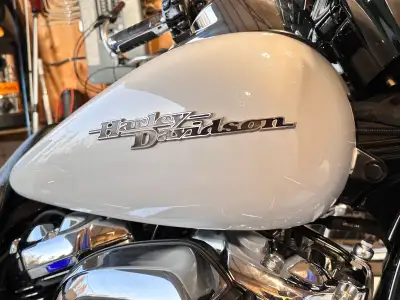 Mint, pearl white 2017 FLHXS 107 cubic-inch (1,750cc) V-twin Street Glide. Bike well maintained by H...