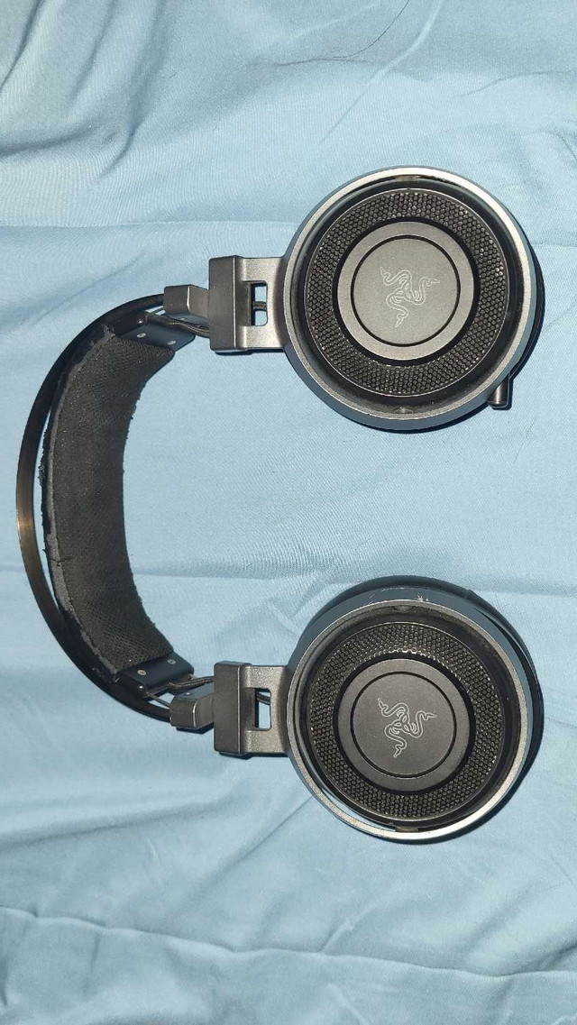 Razer nari headset for pc in Speakers, Headsets & Mics in London