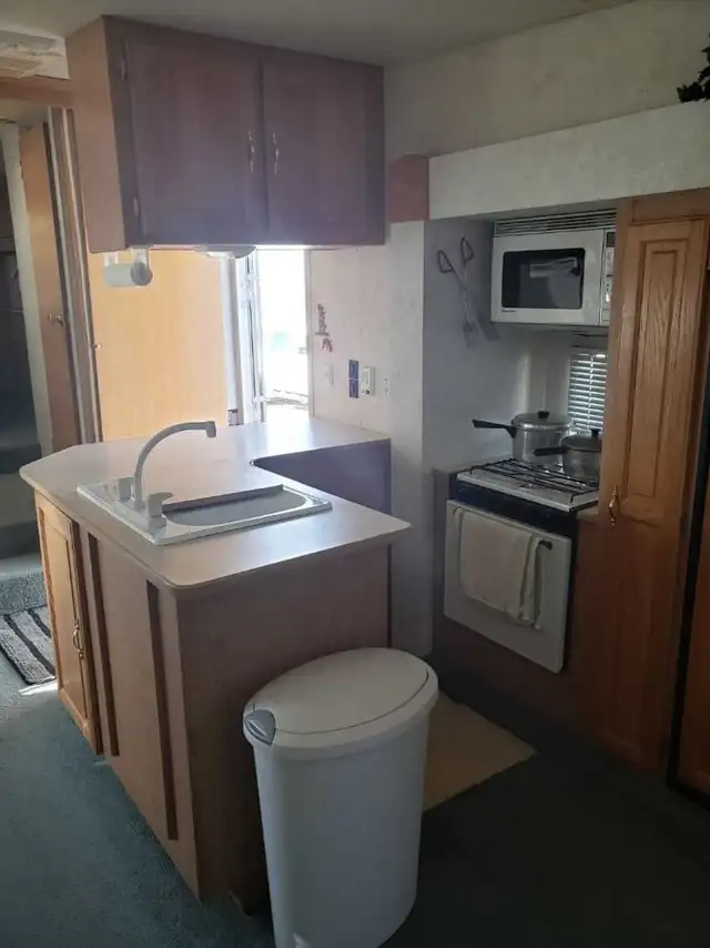 2002 sportsman 5th wheel trailer in Travel Trailers & Campers in Regina - Image 3