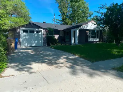 Beautiful House for Rent in Hillsdale Area! (main floor) Unfurnished This 3-bedroom, 1 full-bath hou...
