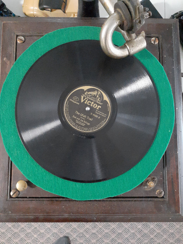 Victor Victrola Talking Machine Table Top Phonograph in Arts & Collectibles in City of Toronto