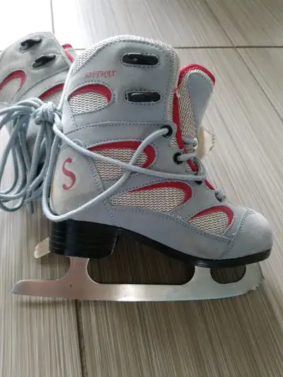 Patin pour jeune fille Softmax grandeur Y9 (pointure US femme Y11.5 ou EUR 27). Comme neuf.