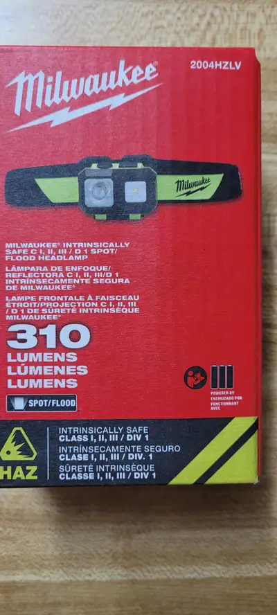 Unopened package! Powered by 3 AAA batteries, this spot and flood headlamp provides you with up to 4...