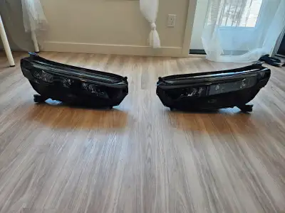 2023 CR V HYBRID (BOTH FRONT HEADLIGHTS -original made in the US/Canada) (a bit scratched - but abso...