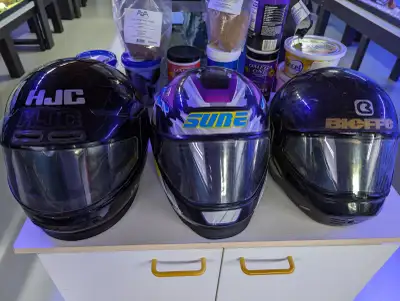 ******A Cap-Santé***** 3 casques de moto/motoneige ou VTT *****Pas pour la route puisque ils ont plu...