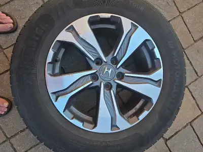 A vendre une roue avec MAG original pour Honda CR-V 2017.Le pneu est bon pour au moin 2 saisons (sin...