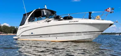 29,7 pieds hors tout 9,6 de largeur Bateau très recherché pour sa fiabilité, puissance et stabilité...
