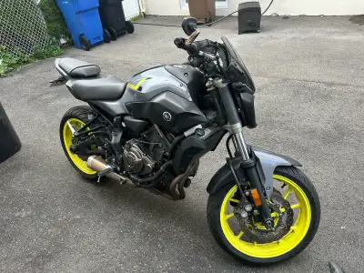 Yamaha FZ-07 2017 avec: - miroirs style street fighter - support de plaque fender - flashers au DEL...