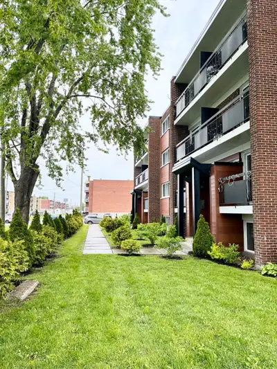Top floor 4 1/2 + appliances, Chomedey Laval